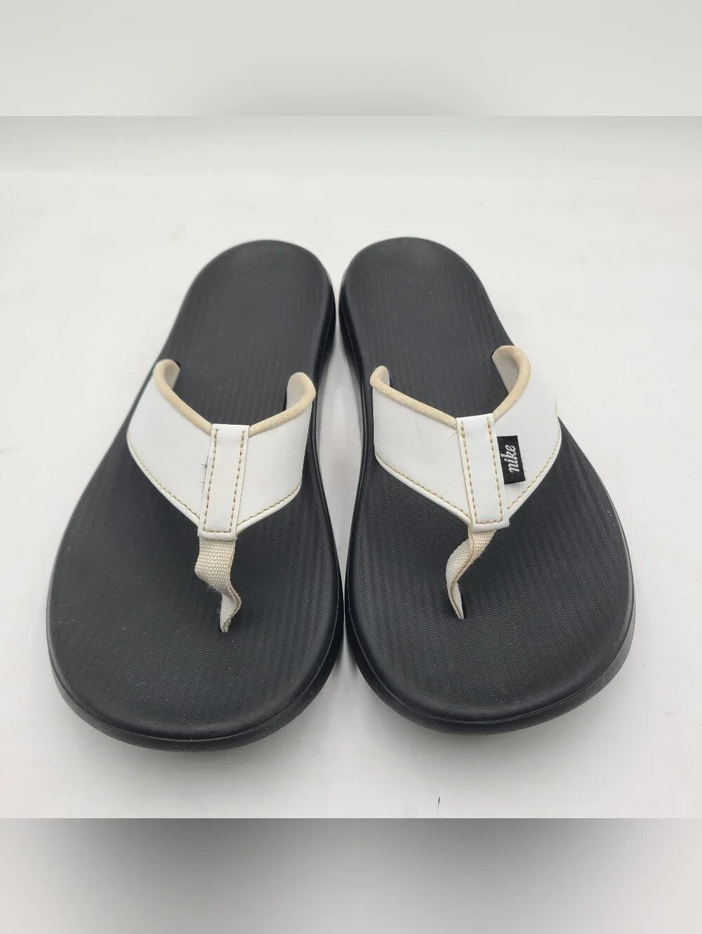B41 Nike Bella Kai Women's Flip Flop Sandals Black/White AO3622-002 Sz 9